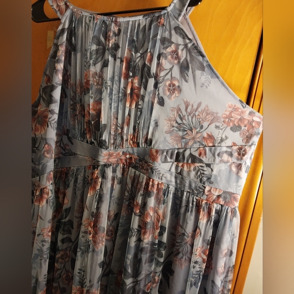 Woman's long dress - Picture 6 of 16